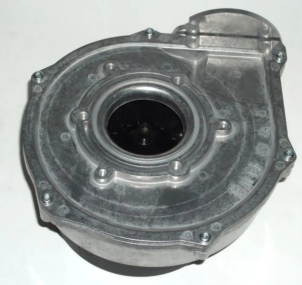 Daikin Lüfter mit metallischem Gehäuse, halbrunder Form und zentraler Öffnung, geeignet für Heizlösungen. Sichtbare Schrauben und Anschlüsse erkennbar.